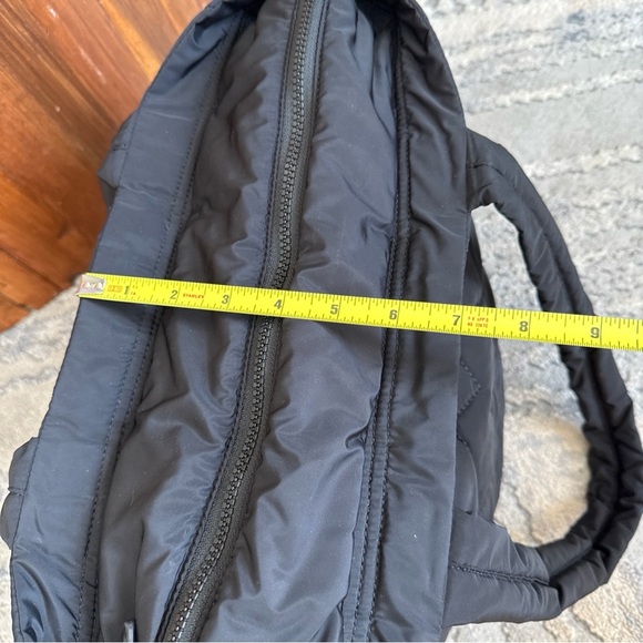 Marc Jacobs Bag Medium Quilted Tote Handbag Black With Gold Trim Zip Closure - Picture 3 of 10